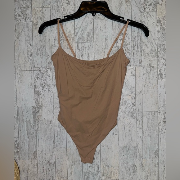 NWOT SKIMS FITS EVERYBODY CAMI
BODYSUIT SIZE M - Picture 2 of 4